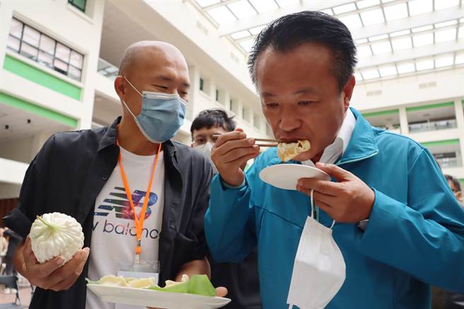 「宏展农业行销科技有限公司」与食品大厂合作，把苦瓜包进水饺里， 嘉义县长翁章梁亲自品尝大煎饺。（吕妍庭摄）