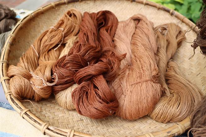 「稻浪泥染文创工作室」注入环保理念，研发在地土壤染布技术，成品独特。（吕妍庭摄）