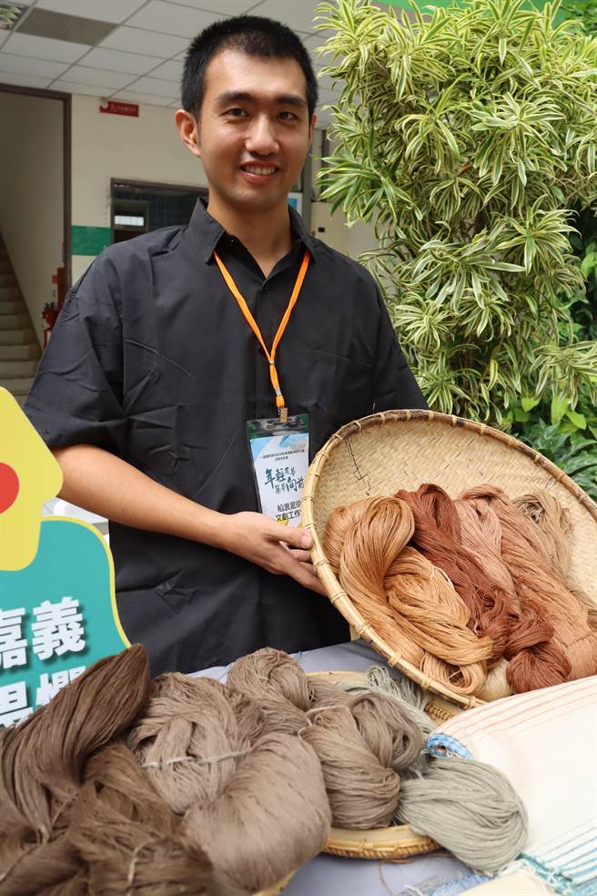 「稻浪泥染文创工作室」注入环保理念，研发在地土壤染布技术，成品独特。（吕妍庭摄）