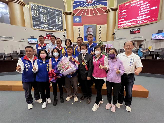 国民党台南市长候选人谢龙介批评民进党团不出席副议长补选是权力的傲慢，应予谴责。（洪荣志摄）