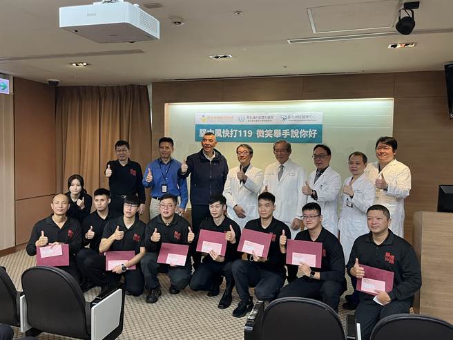 新北市消防局获双和医院颁发「到院前脑中风照护」绩优单位及人员奖。（新北市消防局提供）