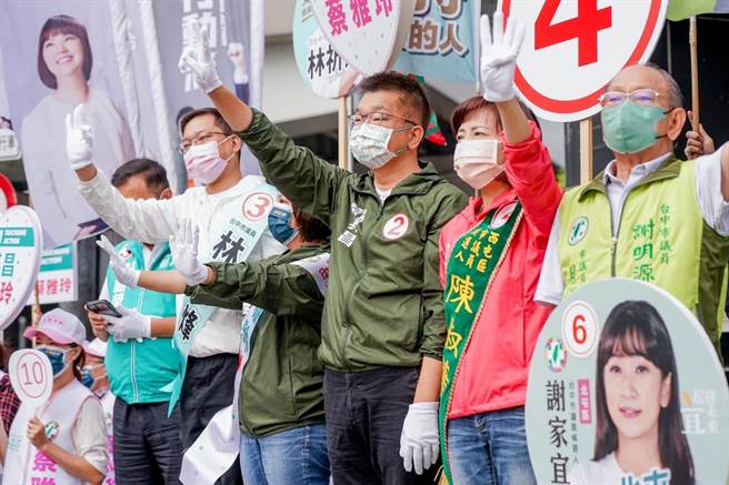 民进党台中市长候选人蔡其昌(右三)24日早上在党籍议员候选人陪同下，到文心路、中清路口向选民请托。(林欣仪摄)