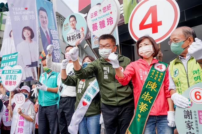 民进党台中市长候选人蔡其昌(右三)24日早上在党籍议员候选人陪同下，到文心路、中清路口向选民请托。(林欣仪摄)