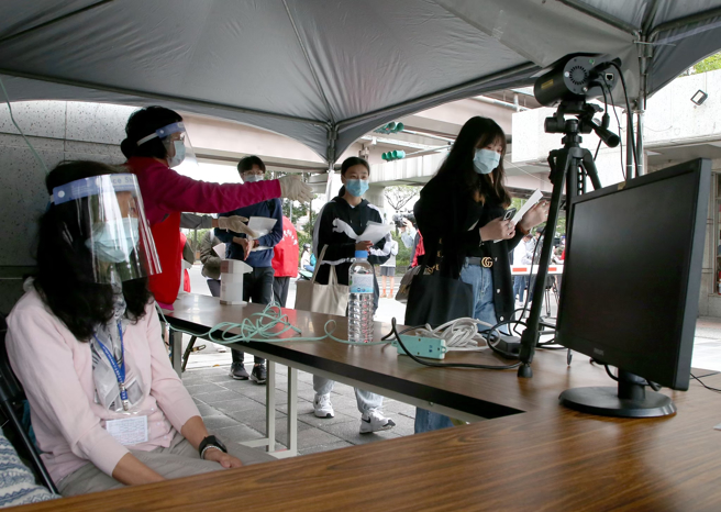 疫情指挥官王必胜今日宣布，11月7日起营业场所、公共场域体温量测不必再量测体温、八大场所也取消三剂令。（图／示意图，记者赵双杰摄影）