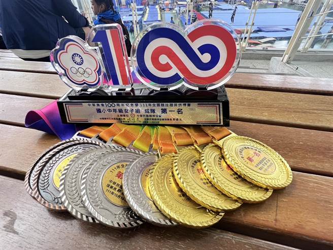 金湖国小多次因选手或教练染疫而影响训练步调，然而在师生互相集气与努力下，克服种种艰难，方能夺得佳绩(图／金湖国小提供)