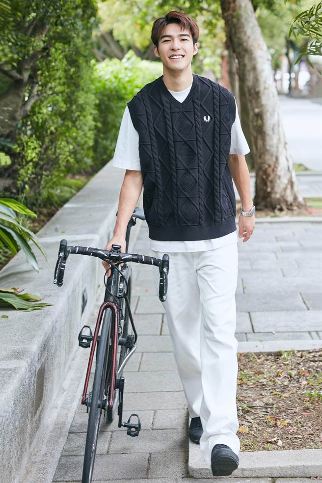 陈昊森将脚踏车当作代步工具之一。（华研国际提供）