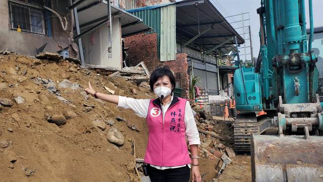台南市议员林燕祝勘查「高速公路往南侧车道机车专用道」工程，疑因施工不当土石崩落，造成永康区高速二街民宅损坏。（林燕祝提供／洪荣志台南传真）