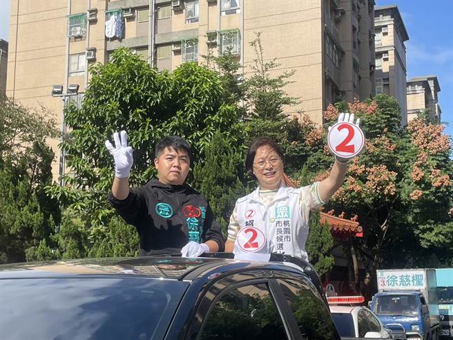 民眾黨桃園市長候選人賴香伶送交政策辯論邀請書給3競選陣營，盼市民了解市政擘畫成為最大咖。(呂筱蟬攝)