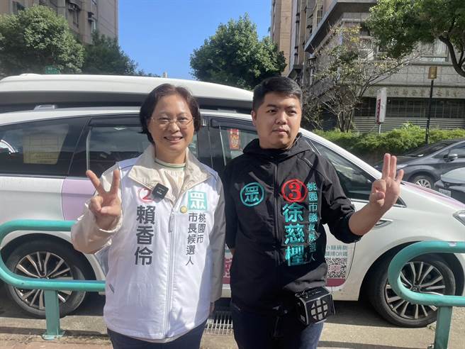 民眾黨桃園市長候選人賴香伶送交政策辯論邀請書給3競選陣營，盼市民了解市政擘畫成為最大咖。(呂筱蟬攝)