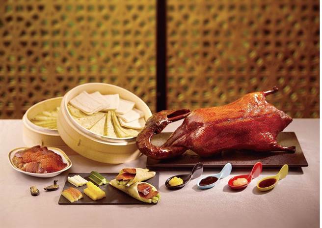 采悅軒中餐廳獨家研發32種沾醬「八色脆皮片皮鴨」推年度最低78折ITF旅展優惠。（新竹喜來登提供／羅浚濱新竹傳真）