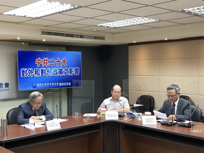 国民党大陆事务部主任林祖嘉（中）表示，受制于国际情势，大陆未来恐无法避免地更依赖国内市场，但仍然会是台湾最重要的市场与贸易伙伴。（朱绍圣摄）