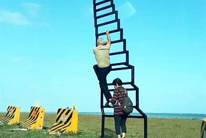 进香团的阿公阿嬷攀爬天梯装置艺术，脱序行为让人傻眼。（民眾提供）