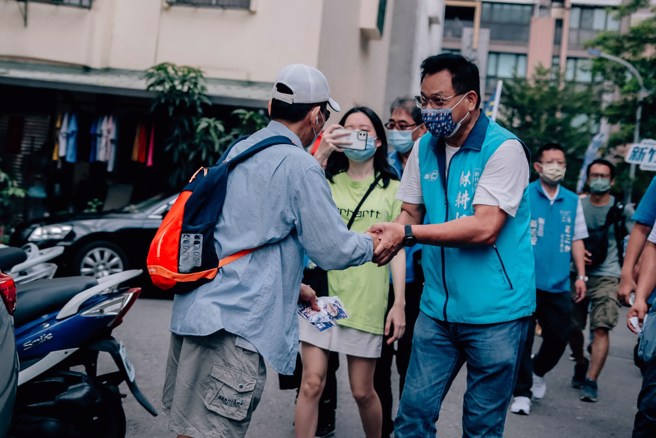 国民党新竹市长候选人林耕仁（前右）官网正式上架。（图 / 翻摄自林耕仁脸书）