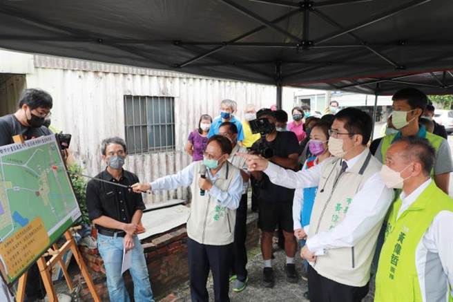 台南市长黄伟哲（右二）今天前往现地视察，由工务局长苏金安（左二）负责简报。（台南市政府提供／张毓翎台南传真）