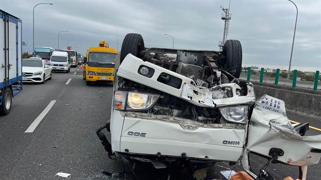 国1虎尾段小货车翻覆2人受伤，车流严重回堵。（云林县消防局提供／张朝欣云林传真）