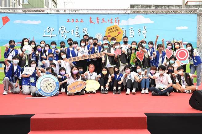 静宜大学第五届USR长青生活节「迎风摇曳─宜湳自得」于梧栖区草湳社区活动中心热闹登场！(静宜大学提供)