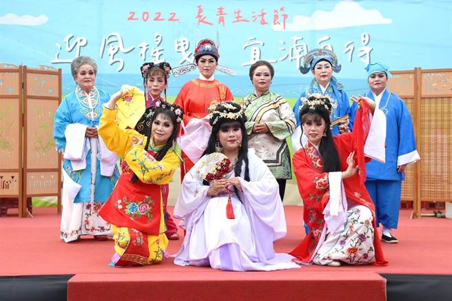 静宜校方携手沙鹿兴安及晋江、清水南社与梧栖草湳等社区约800人，展现歌仔戏、太极拳、太鼓达人秀及舞出新风情等才艺特色与学习成果。（静宜大学提供）