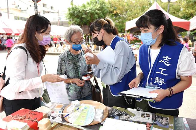 活动中同时安排互动游戏、市集摊位及全国摄影故事竞赛展览；期待共构健康乐活、青银交流、共学共乐的幸福生活圈，善尽大学社会责任！（静宜大学提供）