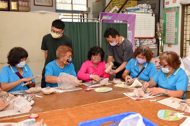第五届长青生活节现场设置了草湳、南社与静宜师生共创成果市集摊位，并进行体验游戏及陶艺DIY课程，寓教于乐！（静宜大学提供）