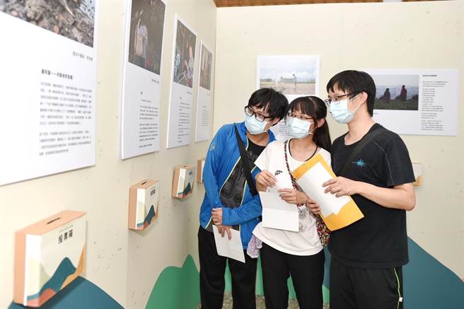 会场同时展出「全国学生摄影故事竞赛」大专院校组、国高中职组获奖作品；并透过「吉光片羽故事展」唤起关怀乐龄长辈，留下美好回忆！（静宜大学提供）