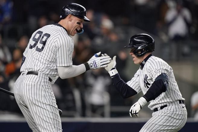 贾吉(左)和洋基队友贝德击掌。（美联社）