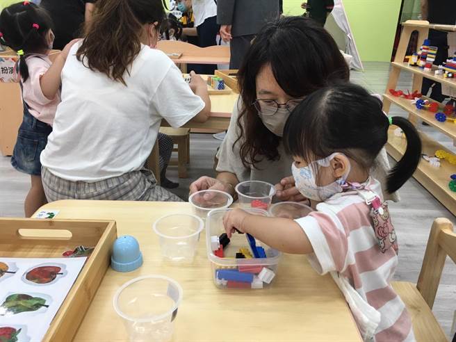 幼儿们在教保中心上课。（崔正纲摄）