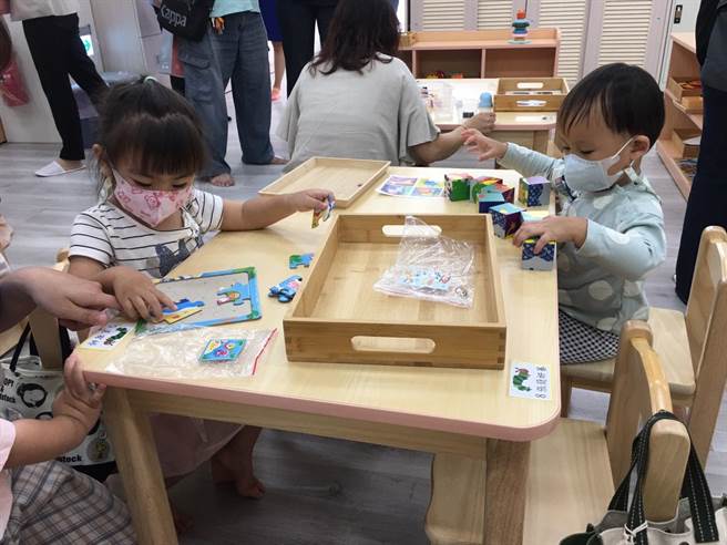 幼儿们在教保中心上课。（崔正纲摄）