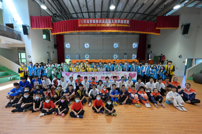 竹苗区加盟四品牌捐款让偏乡的孩子能持续学习不中断，将公益之心传出去。(图/永庆房屋提供)