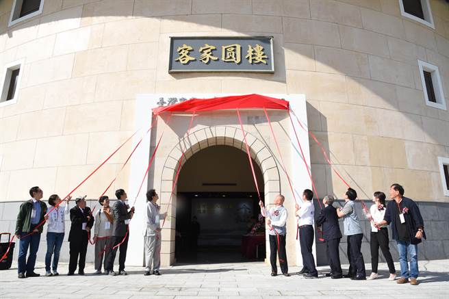 县长徐耀昌、议长锺东锦等人共同揭牌。（李京升）