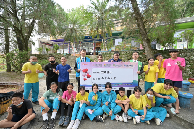 竹苗区加盟四品牌关心偏乡教育，捐款帮助五峰国小的孩子安心学习成长。(图/永庆房屋提供)