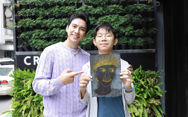 潘君仑（左）今与有美术天份的自闭儿童小虎相见欢。（希望娱乐经纪提供）