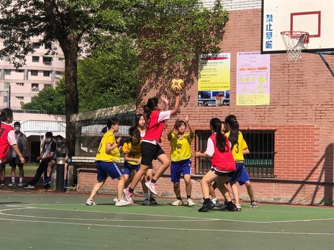 中市国中普及化班际篮球赛开打，全市35校争取决赛门票。（台中市政府提供）