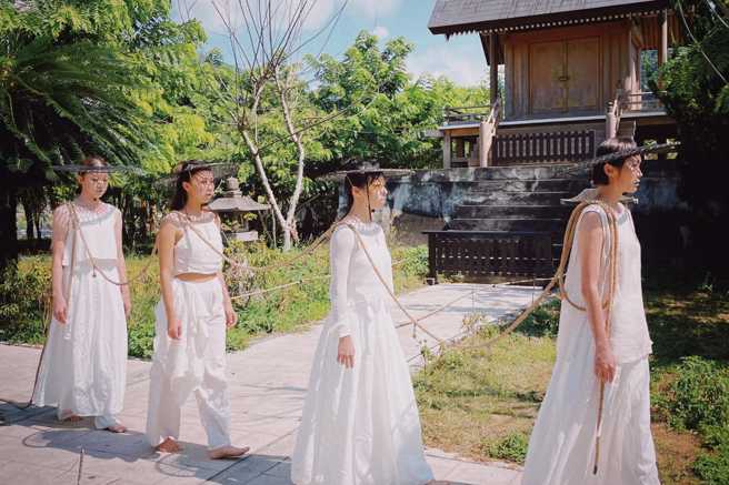 《虎刺梅Ｘ鹿野神社》剧照1 舞者。(图：人米犬页《虎刺梅》提供)