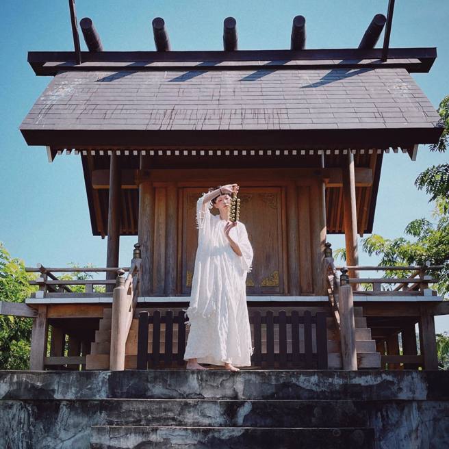《虎刺梅Ｘ鹿野神社》剧照2 女歌者。(图：人米犬页《虎刺梅》提供)