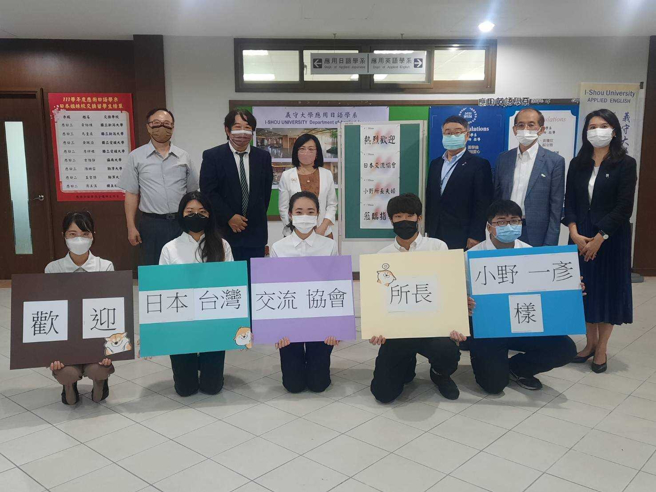 日本臺湾交流协会高雄事务所所长小野一彦(后排右三)，偕其夫人小野雅子(后排左三)，特别前往义守大学拜访，在校师生热情欢迎。(照片/义守大学提供)