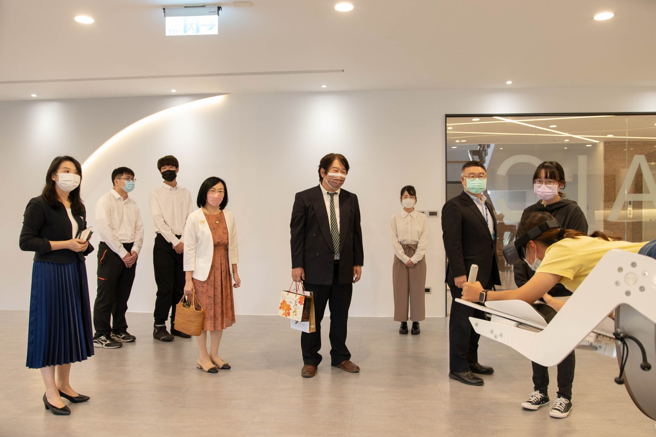 义守大学新建置的国家高科技人才培育基地「智慧科技创新中心」，高规格场域与创新教学，都让小野一彦感到惊艳。(照片/义守大学提供)