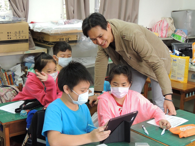 张哲溢深知学校是唯一能令学生脱胎换骨的场域，因此课程力求活泼多元。(照片/教育部提供)