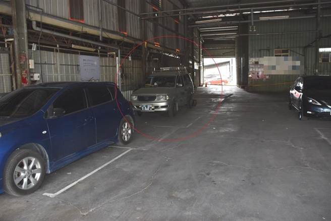 台中北屯区四平路上的1间黄昏市场24日中午12时许传出37岁林姓男子死亡于厢型车内，警消获报到场拉起封锁线，全案尚待警方进一步调查。（民眾提供／潘虹恩台中传真）