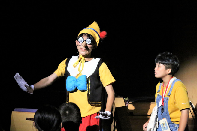 南强工商《魔法童话镇》用童话人物彼得潘，教孩子3C成瘾对生活的不良影响及网路诈骗的危险。(照片/新北教育局提供)