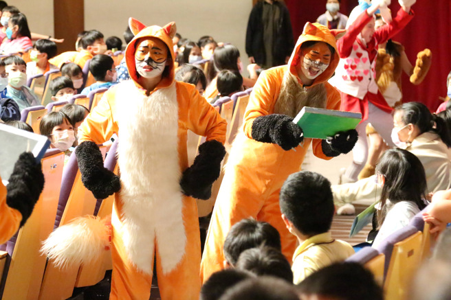 艺术满城乡活动结合网路、品德、疫情、环境等议题，透过生动演出，带领孩子寓教于乐。(照片/新北教育局提供)