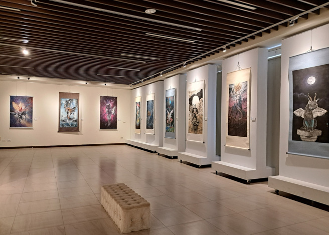 南华大学视觉艺术与设计学系第十九届系展以对抗邪恶的「魔兽」为主题。(照片/南华大学提供)