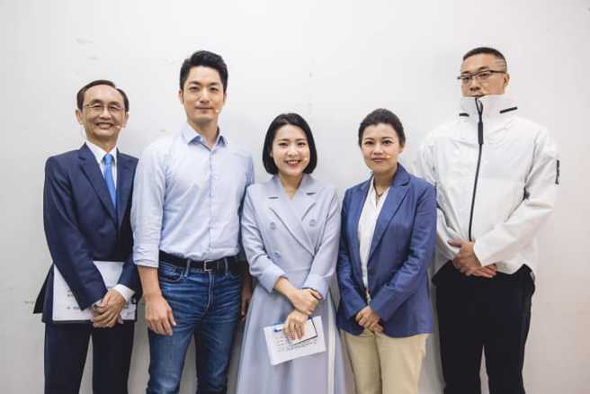 在吳子嘉(左起)節目中，蔣萬安公開憑記憶背出來的疫苗採購合約部分內容，竟遭綠營追殺。（圖／取自徐巧芯臉書）