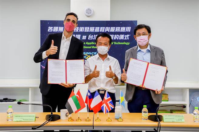 今天由縣府經濟發展處長江振瑋代表亞創中心，與La French Tech Taiwan代表進行合作意向書簽約儀式，嘉義縣長翁章梁（中）代表見證。（嘉義縣政府提供∕呂妍庭嘉義傳真）