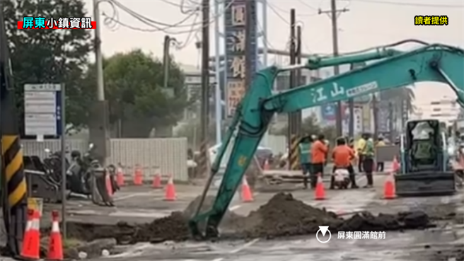 种树百里工程误挖瓦斯管线，警消现场戒备。(屏东小镇资讯提供)