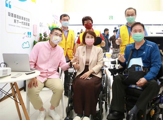 基隆市长候选人谢国梁24日与前立委、罕病天使杨玉欣合体，举办「有爱城市座谈会」。(基隆市长候选人谢国梁)