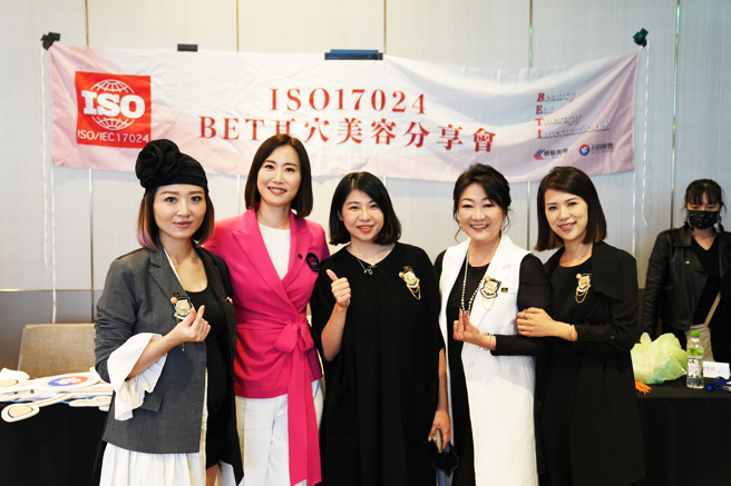 谢颖(右二)与韩国BET大师元洙延(左二)与讲师邓芮琪(右一)讲师郭纭熙（中间）讲师陈玮琪（左一）在高峰会上交流。(戴志扬翻摄)