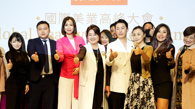 谢颖(左四)与韩国头皮纹髮SMP专业大师韩正旭(右四)及耳穴美容BET专业大师元洙延(左三)共创台湾美业新亮点。(戴志扬翻摄)