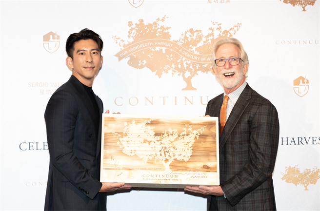 修杰楷与酒庄庄主、世界级的酿酒大师 Tim Mondavi在木箱上签名合影。（心传葡萄酒庄提供）