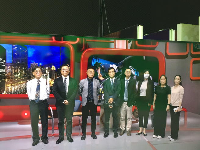 新竹国泰综合医院长曾英智一行蒞校参访玄奘大学虚拟摄影棚。(照片/玄奘大学提供)