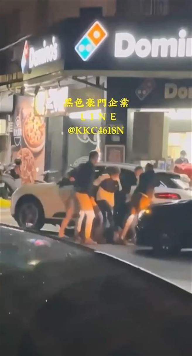 有名男子疑似与人擦肩而过时互看不顺眼，结果竟遭对方5人围殴爆打一顿。(图撷取自黑色豪门企业)